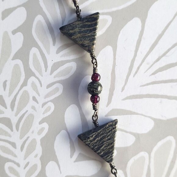 Seraphinite and Garnet Beaded Stone Necklace - Picture 4 of 4